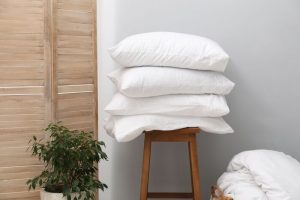 Cuatro almohadas altas encima de una silla