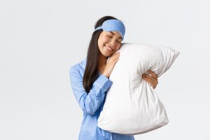 Chica abrazada a la almohada limpia
