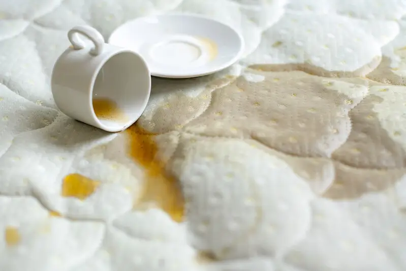 Colchón con manchas de café