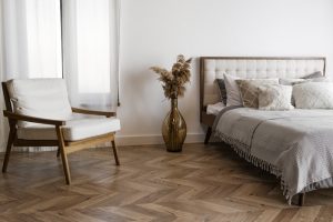 canapé en suelos de parquet